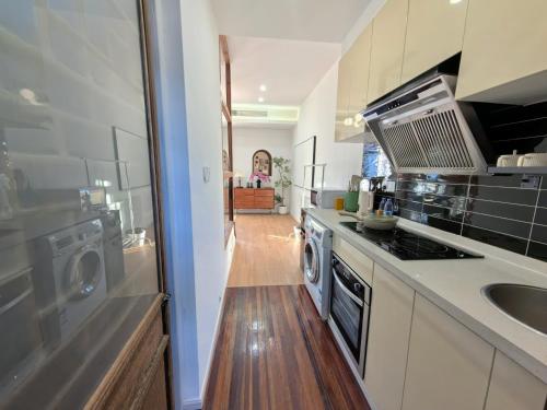 One-Bedroom Apartment image 4