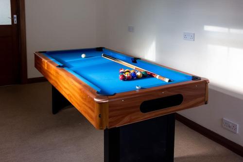 Large 4 Bed House with Games Room and Parking in Leicester – khách sạn tại Braunstone Park & Rowley Fields