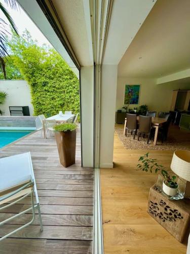 Superbe maison d'architecte entièrement climatisée avec piscine et spa professionnel Superbe maison d'architecte entièrement climatisée avec piscine et spa professionnel