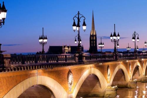 Superbe maison d'architecte entièrement climatisée avec piscine et spa professionnel Superbe maison d'architecte entièrement climatisée avec piscine et spa professionnel