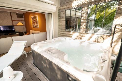 Superbe maison d'architecte entièrement climatisée avec piscine et spa professionnel Superbe maison d'architecte entièrement climatisée avec piscine et spa professionnel