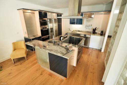 Superbe maison d'architecte entièrement climatisée avec piscine et spa professionnel Superbe maison d'architecte entièrement climatisée avec piscine et spa professionnel