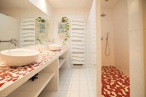 Superbe maison d'architecte entièrement climatisée avec piscine et spa professionnel Superbe maison d'architecte entièrement climatisée avec piscine et spa professionnel