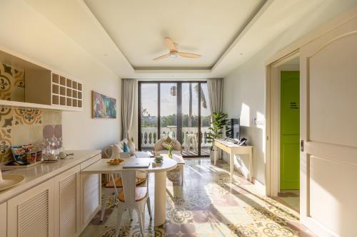 Moodhoian Riverside Resort & Spa