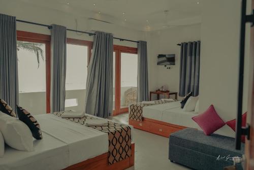 MANTA RAY MANOR HAVEN -Nestled on Sri Lanka's Southern Coast, offers Luxurious rooms with Ocean, Gar in Unawatuna