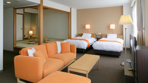 Superior Junior Suite with Two Single Beds and Three Futon Beds - Mountain View