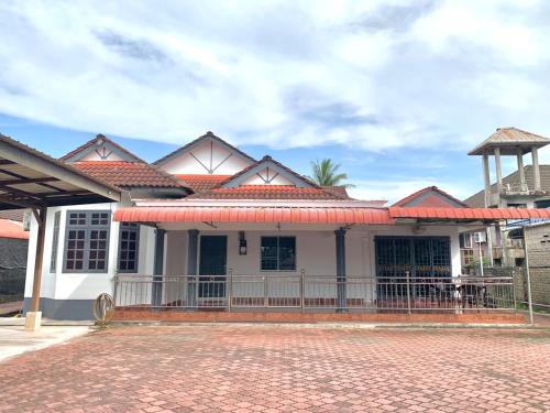 B&B Pasir Puteh - D'BALI HOMESTAY - Unifi TV, NETFLIX, Cuckoo, Internet Wifi , Dryer, Washing Machine, Aircond Setiap Bilik & Ruang Tamu - Bed and Breakfast Pasir Puteh