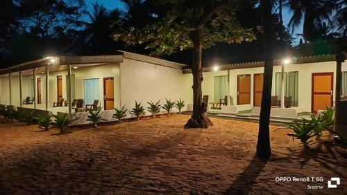 Unterkunft von außen, French garden Pragash Beach Hotel in Trincomalee