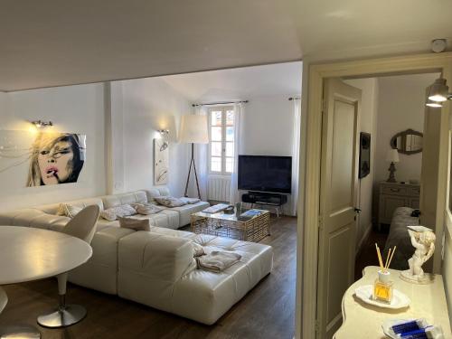Appartement trois pièces Saint Tropez - Tap to explore photos