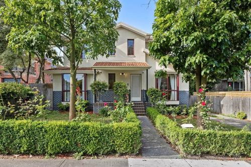 Spacious home in heart of GLEN