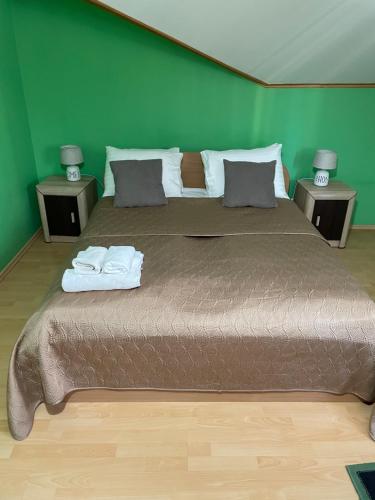 1 queen bed, 1 sofa bed