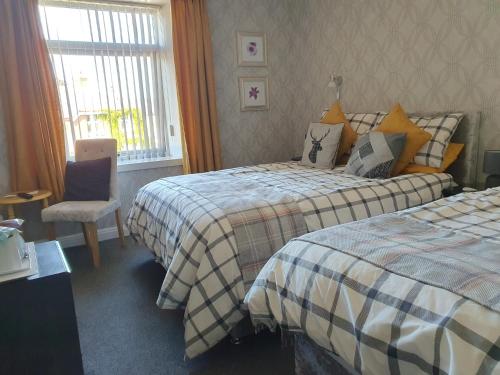 1 double bed, 1 twin bed