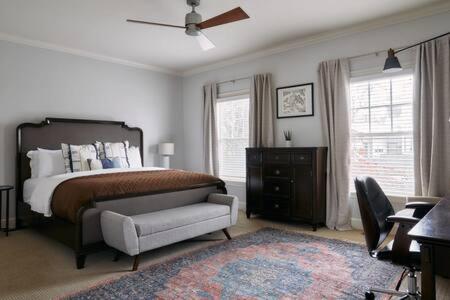 The Commodore - Stunning Vandy Home, Walk To It All in Nashville, USA