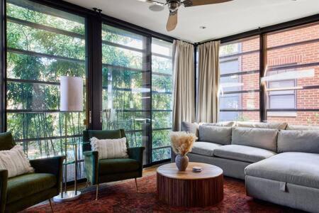 Luxury 4BR Retreat Near Downtown – khách sạn tại Germantown