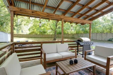 The Pennington - Boho Chic Gem, Dog Friendly Yard! - Tap to explore photos