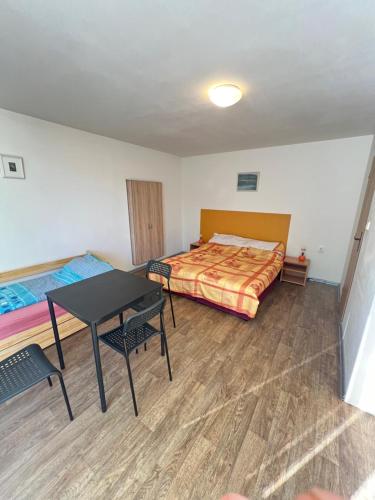 1 queen bed, 1 twin bed, 1 sofa bed