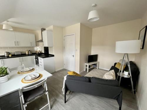 CENTRAL, newly refurb 2 bed flat with FREE PARKING