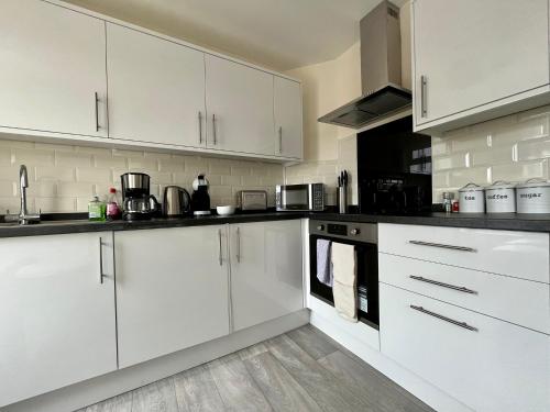 CENTRAL, newly refurb 2 bed flat with FREE PARKING