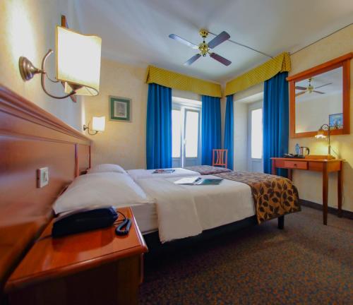 2 twin beds