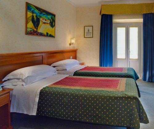 1 king bed, 2 twin beds
