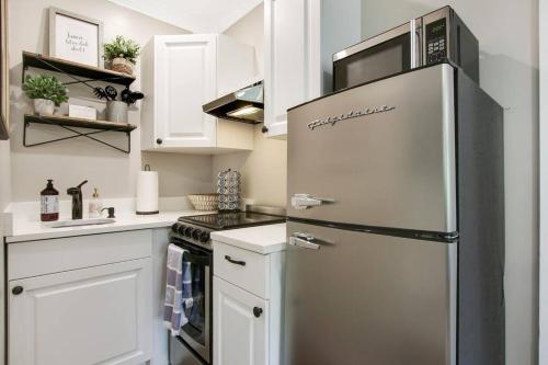 New Studio Apartment w Kitchen - A in West Palm Beach, USA
