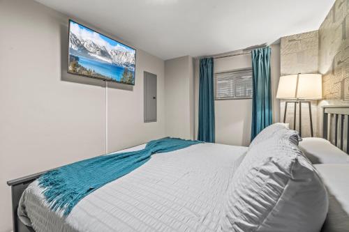 Uptown Gem! 2Luxe King Suites - 5 Smart TV's - Parking