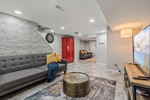 Uptown Gem! 2Luxe King Suites - 5 Smart TV's - Parking