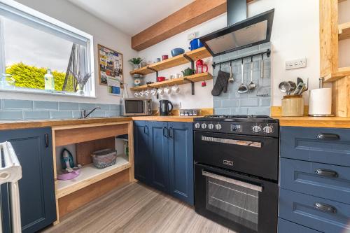 Couples getaway in central Windermere ground floor flat with parking - image 3