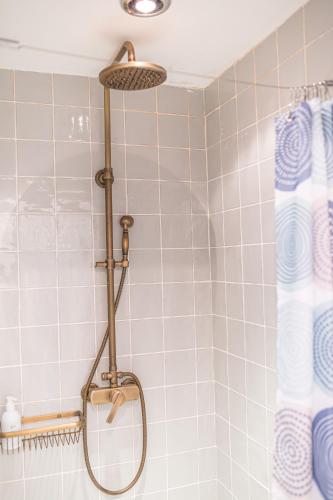 Enjoy relaxing family breaks in this central Ambleside apartment with parking - image 3