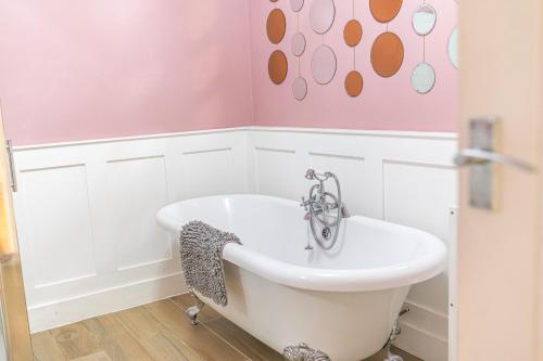 Enjoy relaxing family breaks in this central Ambleside apartment with parking - image 2