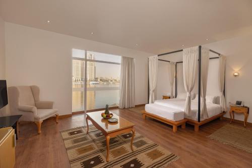 Riverside Hotel - image 10