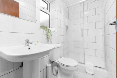 5 Bedroom House - 10 Guests - Multiple off Street Parking - Garden - Smart TV - WIFI - Contractors - Families - Groups - Top Rated - 98Q, Бирмингем (фото 3)