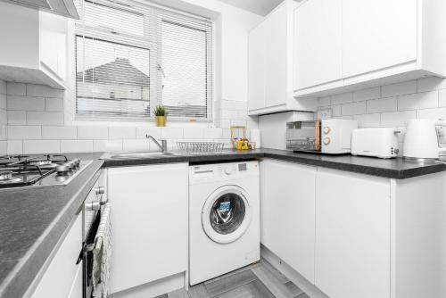 5 Bedroom House - 10 Guests - Multiple off Street Parking - Garden - Smart TV - WIFI - Contractors - in Smethwick