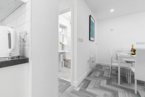 5 Bedroom House - 10 Guests - Multiple off Street Parking - Garden - Smart TV - WIFI - Contractors - in Smethwick