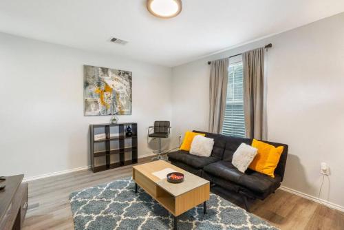 Cozy Two Bedroom Home Minutes from Downtown! in Houston, USA