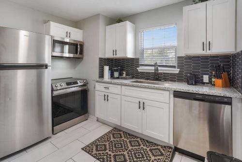 Cozy Two Bedroom Home Minutes from Downtown! in Houston, USA