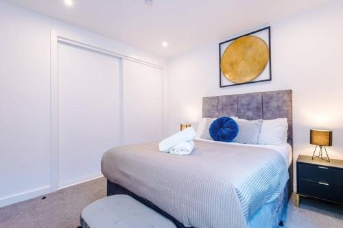 Royal Suite, Sleeps 4, High-Speed Wi-Fi & Luxury Comfort, Perfect for Extended Stays, Birmingham (photo 4)