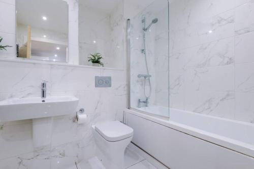 Royal Suite, Sleeps 4, High-Speed Wi-Fi & Luxury Comfort, Perfect for Extended Stays, Birmingham (photo 5)