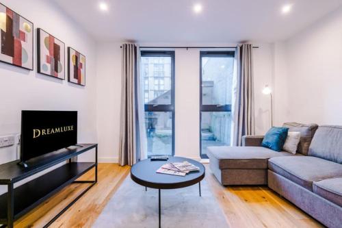 Royal Suite, Sleeps 4, High-Speed Wi-Fi & Luxury Comfort, Perfect for Extended Stays, Birmingham (photo 8)