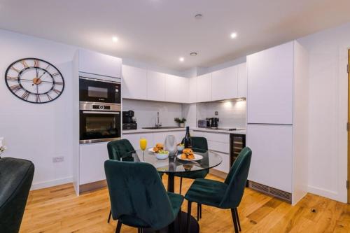 Royal Suite, Sleeps 4, High-Speed Wi-Fi & Luxury Comfort, Perfect for Extended Stays, Birmingham (photo 9)