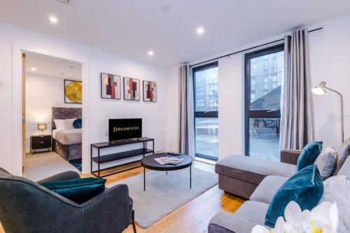 Royal Suite, Sleeps 4, High-Speed Wi-Fi & Luxury Comfort, Perfect for Extended Stays, Birmingham (photo 10)