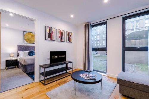 Royal Suite, Sleeps 4, High-Speed Wi-Fi & Luxury Comfort, Perfect for Extended Stays, Birmingham (photo 11)