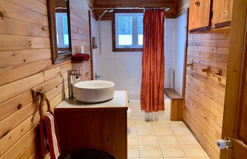 Two-Bedroom Cottage image 6