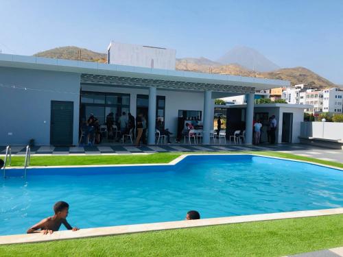 Unterkunft von außen, COSEC Tours in Portela