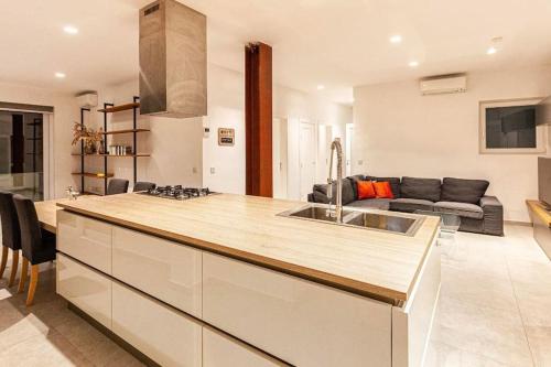 Modern 3 BED & 2 BTH APT Sliema, Sliema