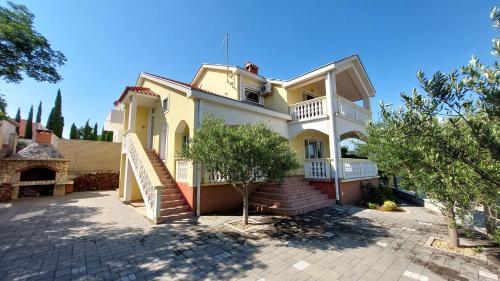 Viesnīcas āriene, Apartmani Kala in Gornji Karin