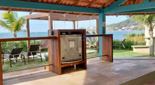 No mar, condomínio pé na areia