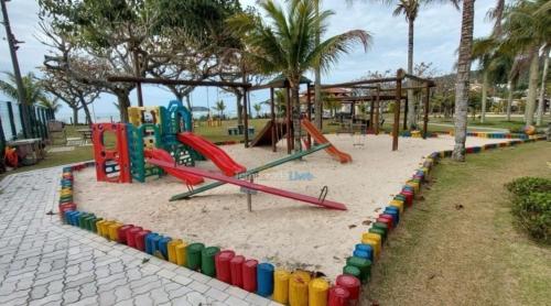 No mar, condomínio pé na areia