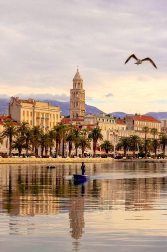 Spacious Apartment Center - image 13