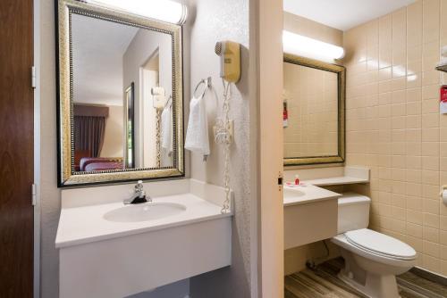 Econo Lodge - image 10